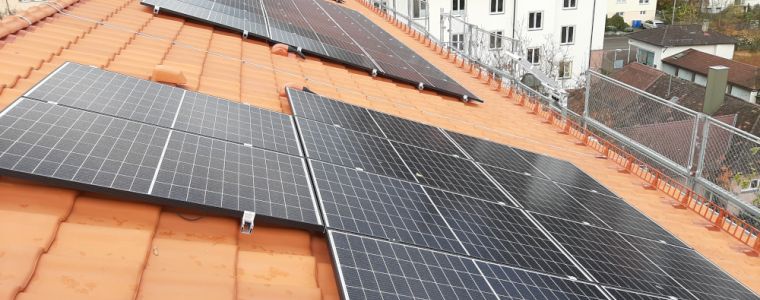 Photovoltaik-Anlage auf dem Dach ist in Betrieb
