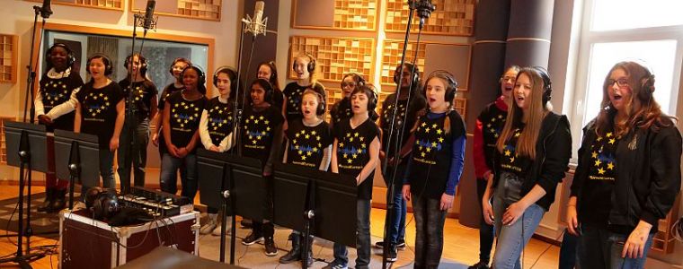 Schulchor der Schiller-Realschule Schwäbisch Gmünd singt zu „Wir sind Europa“